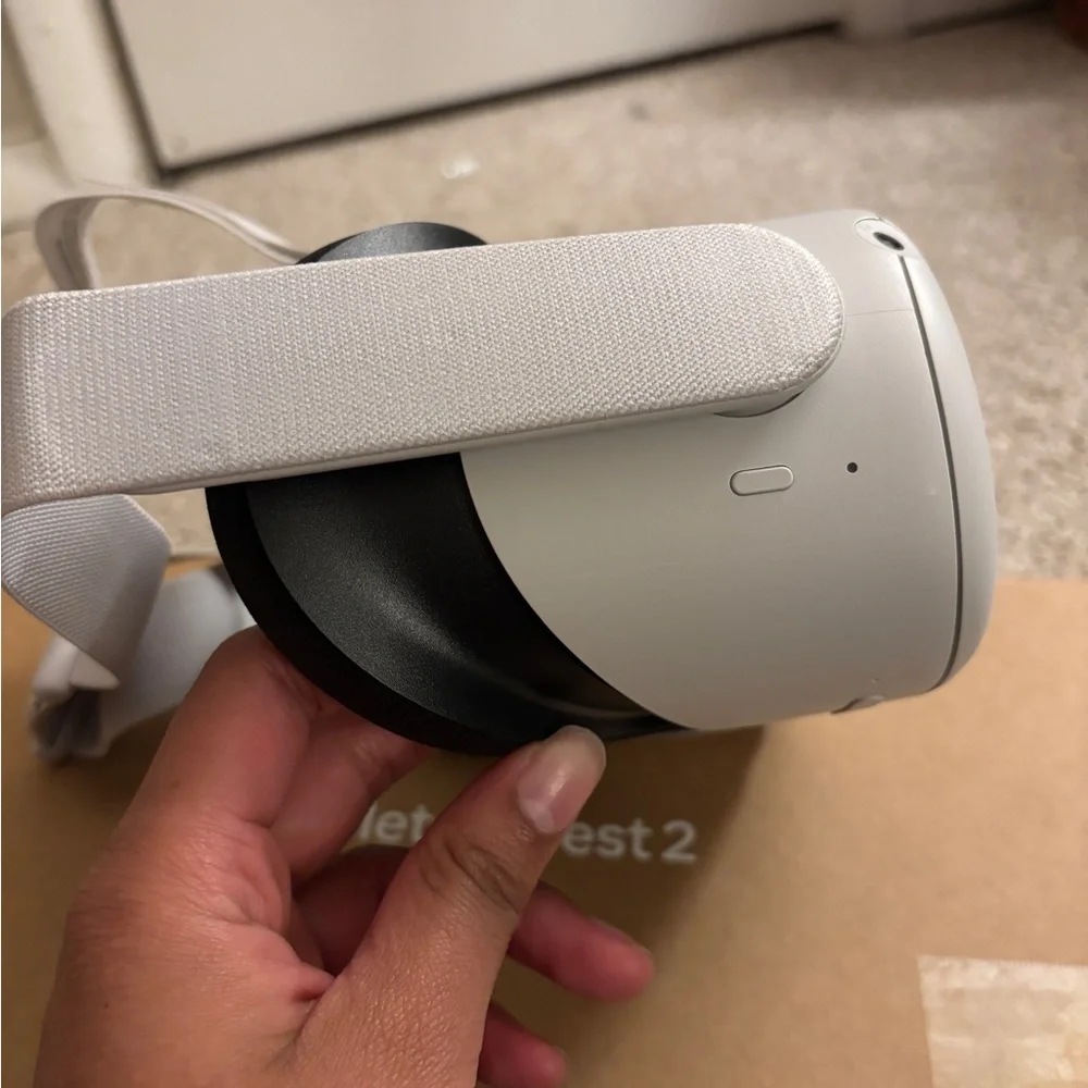 META QUEST 2 IMMERSIVE ALL IN ONE VIRTUAL REALITY HEADSET